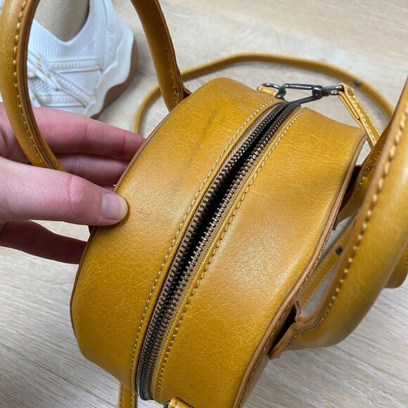 Matt & Nat Stella Round Vegan Leather Crossbody - Picture 4 of 8